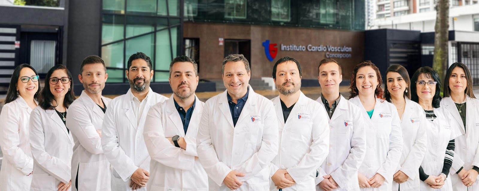 Equipo de cardiólogos del Instituto Cardiovascular frente a su sede en Concepción