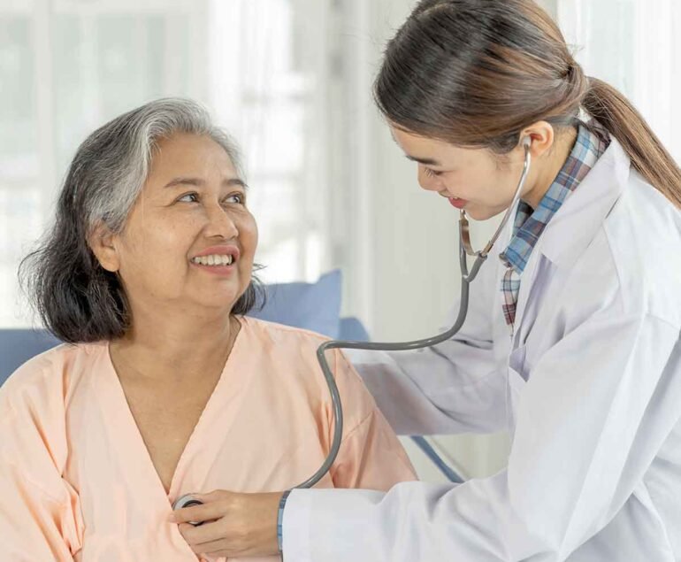 Especialista atendiendo a una paciente en el Instituto Cardiovascular